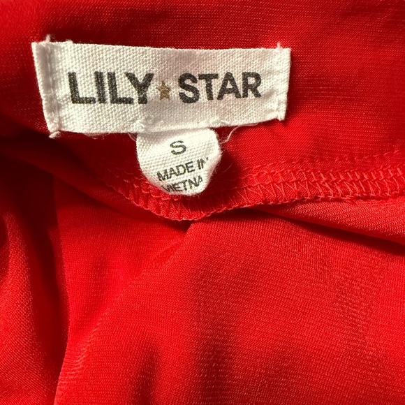 Lily Star cold shoulder short sleeve stretchy top in red with gold ring Size sm - Picture 8 of 10